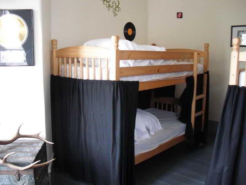 Art Roch Hostel Эдинбург Экстерьер фото